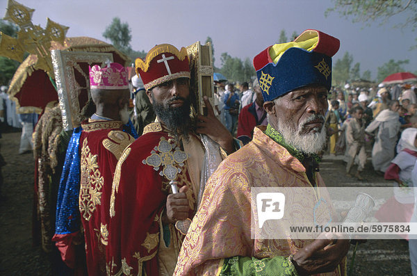 Porträt von Männern in Prozession während des christlichen Festivals des Rameaux  Axoum (Axum)  Tigre Region  Äthiopien  Afrika