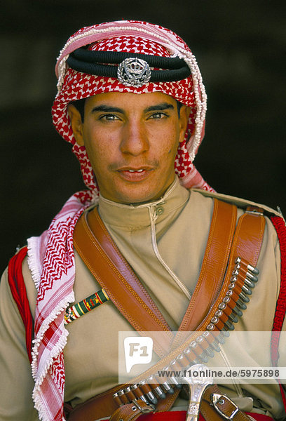 Porträt eines Mitglieds der Beduinen Wüste Polizei  Petra  Jordanien  Naher Osten