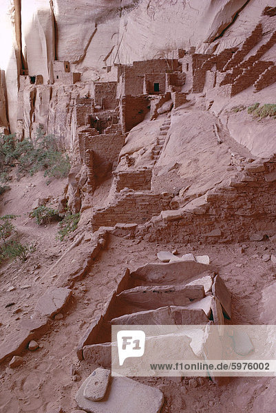 Mais Mühlen im Vordergrund  Müll von großem historischen Wert kippte hinunter Hang auf Links  Betatakin Indianer 1250-1300 AD  Metates  Arizona  Vereinigte Staaten von Amerika (U.S.A.)  Nordamerika