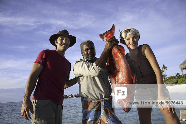 Paar mit lokalen Fischern  Malediven  Indischer Ozean  Asien
