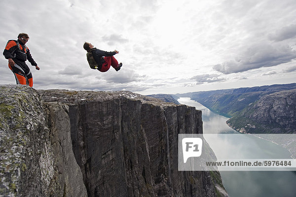 Base springen auf Lyseboten Lysefjord Norwegen Skandinavien Europa