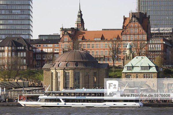 Ein Informationsschalter Boot wird von der St. Pauli Landungsbrücken (Landungsbruecken) angedockt während Gebäude von St. Pauli blicken auf den Hafen in Hamburg Deutschland Europa