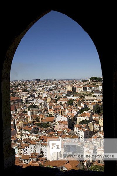 Ein spitzbogiges Fenster auf das Castelo Sao Jorge (Burg St. Georg) bietet einen Blick auf Lissabon Europa