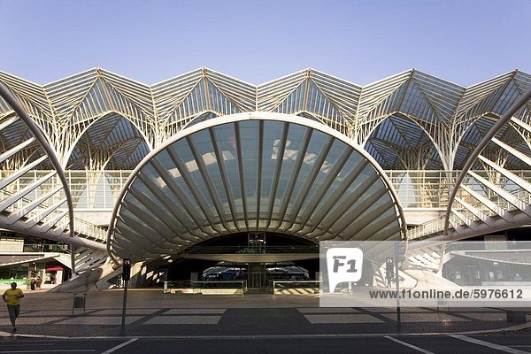 Die Fassade des Bahnhof Oriente  gebaut bei der Expo 98 in Lissabon  Portugal  Europa