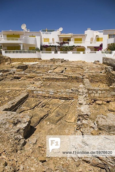 Moderne Apartments blicken auf die römischen Ruinen (die Ruinas Romanas da Luz) bei Luz in Lagos Algarve Portugal Europa