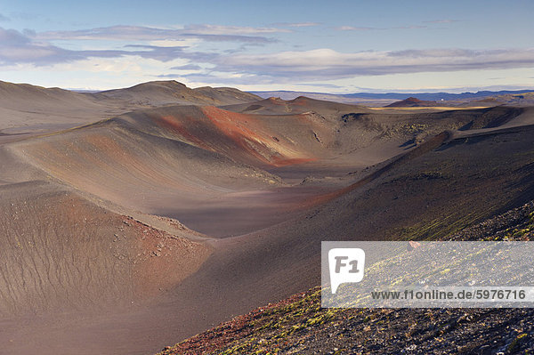 Valagja-Schlucht  ein hell-farbigen vulkanischen Fissur nordöstlich des Vulkans Mount Hekla  Südisland (Sudurland)  Island  Polarregionen