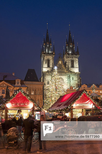 Pferd gezeichneten Wagen am Weihnachtsmarkt und gotische Teynkirche bei Dämmerung  Altstädter Ring  Stare Mesto  Prag  Tschechische Republik  Europa