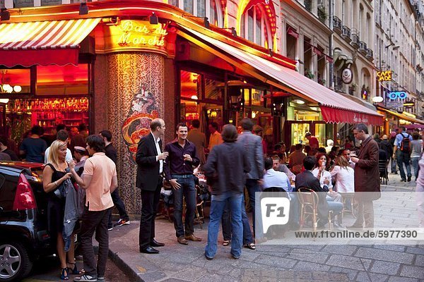 Menschen entspannen in einem Café in den Abend  Rive Gauche  Paris  Frankreich  Europa