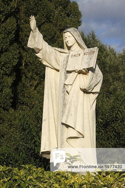 Statue von St. Therese de Lisieux außerhalb Basilika  Lisieux  Normandie  Frankreich  Europa