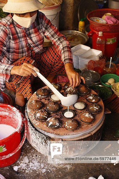 Vietnamesische Pfannkuchen in einem Straßenmarkt  Mui Ne  Bin Thuan  Vietnam  Indochina  Südostasien  Asien