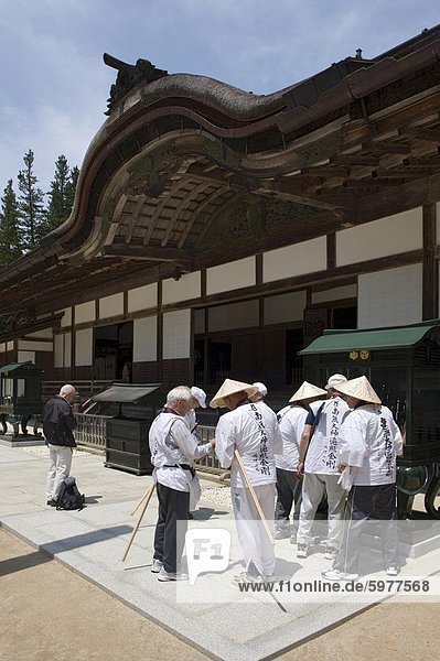 Pilgerern  Kongobuji Tempel  Sitz der buddhistischen Shingon-Sekte  am Berg Koya  Wakayama  Japan  Asien