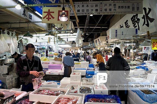 Innenansicht des Verkaufs Stände im Großhandel Tsukiji-Fischmarkt der weltweit größten Fischmarkt in Tokio Japan Asien