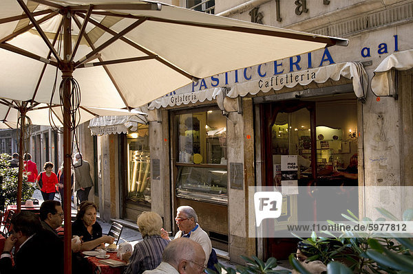 Cafe  Hafen von Genua  Ligurien  Italien  Europa