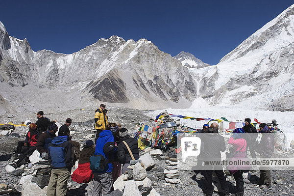 Trekkers arriving at Everest Base Camp  Solu Khumbu Everest Region  Sagarmatha National Park  Himalayas  Nepal  Asia