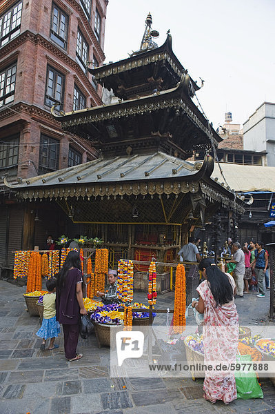 Blume-Verkäufer in einem Tempel in Kathmandu  Nepal  Asien