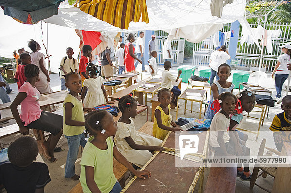 Waisenkinder in einem Waisenhaus nach dem Erdbeben von Januar 2010 Port au Prince  Haiti  West Indies  Karibik  Mittelamerika
