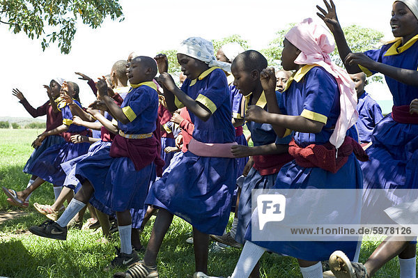 Schulmädchen durchführen Kikuyu festlichen Tanz  Ndogo Grundschule  Gilgil District  Rift Valley in Kenia  Ostafrika  Afrika