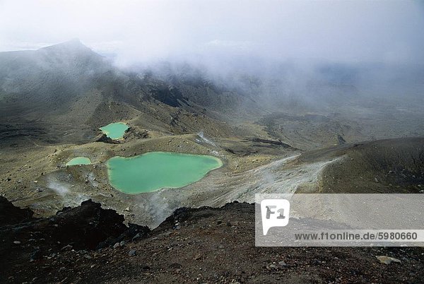 Emerald Lakes ex Krater gefüllt mit getönten Mineral Wasser auf Mount Tongariro Tongariro-Nationalpark UNESCO Weltkulturerbe Zentrale Hochebene North Island Neuseeland Pazifik