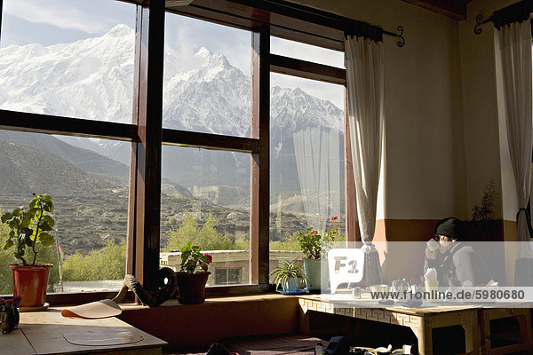 Blick auf den Nilgiri-Bereich genießen Sie Frühstück in Om Home Hotel bei Jomsom an der Annapurna Stromkreis Trek  Himalaya  Nepal  Asien
