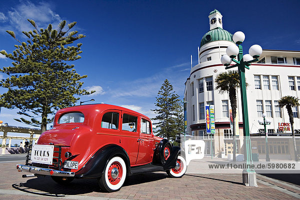Altes rotes Auto Werbung Touren in der Art-Deco-Stadt  gegenüber dem Deco Uhrturm  Napier  North Island  Neuseeland  Pazifik