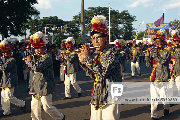 Marschierende Bänder am Geburtstag des Sultans  Jogjakarta  Java  Indonesien  Südostasien  Asien