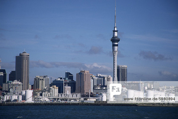 Blick auf Stadt und Turm aus dem Wasser  Auckland  Nordinsel  Neuseeland  Pazifik
