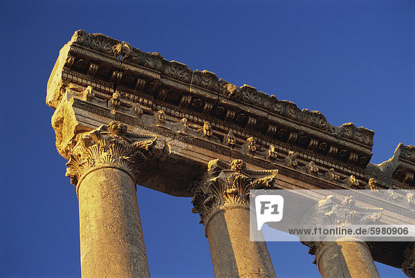 Riesige Gebälk auf die Säulen des Jupiter  Baalbek  UNESCO World Heritage Site  Libanon  Naher Osten