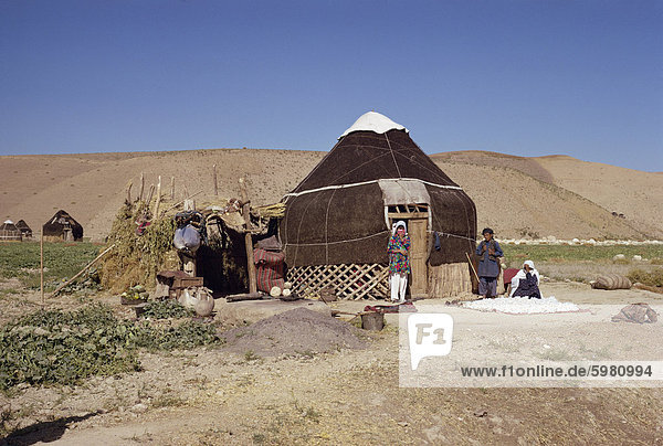 Usbekische Stammesmitglieder außerhalb Jurte  in der Nähe von Maimana  Afghanistan  Asien