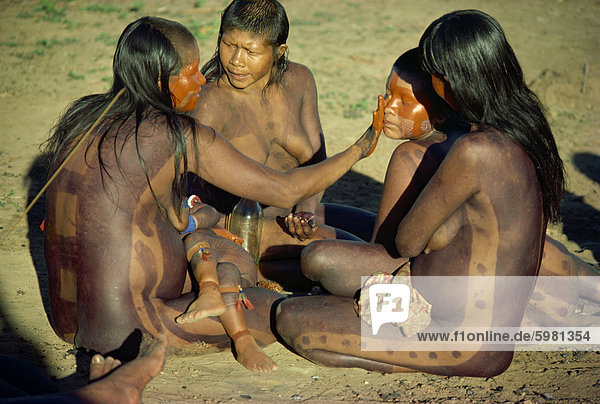 Eine Gruppe von Xingu Frauen anwenden Körperbemalung in Brasilien  Südamerika