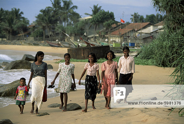 Junge Mädchen zu Fuß auf den Strand  Hikkaduwa  Sri Lanka  Asien