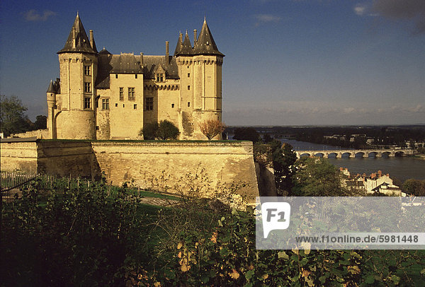 Schloss  mit Pont Cessart in Ferne  Fluss Loire  Saumur  UNESCO World Heritage Site  Maine-et-Loire  Loire-Tal  Frankreich  Europa