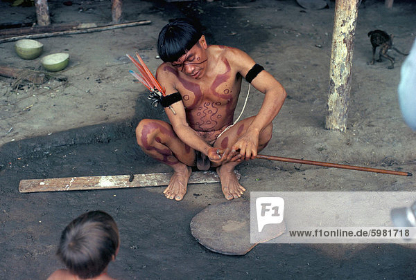 Yanomami Mann Vorbereitung Halluzinogene Schnupftabak  Brasilien  Südamerika