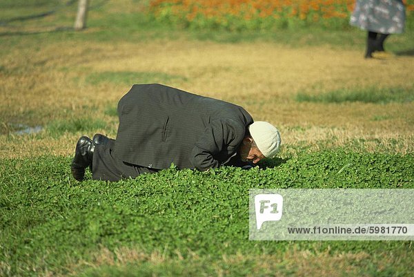Mann  der betet  Antalya  Türkei  Kleinasien  Eurasien