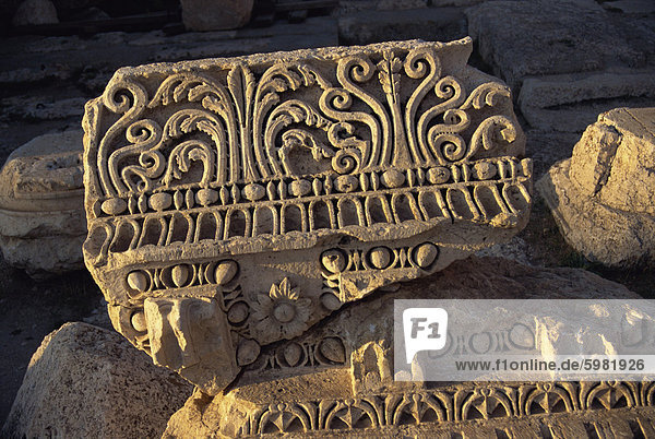 Fragment eines gut erhaltenen carving  UNESCO Weltkulturerbe  Baalbek  Libanon  Naher Osten