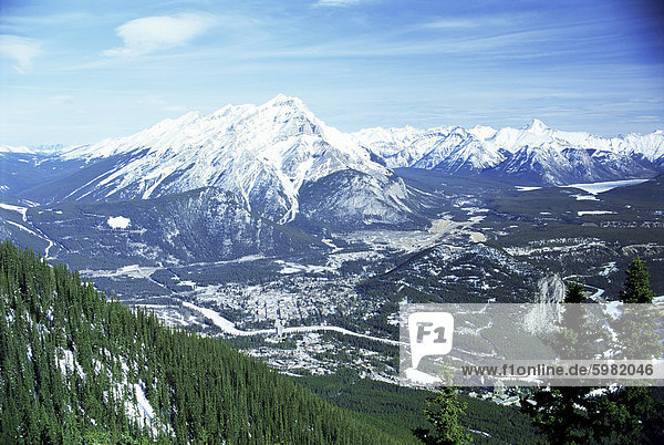 Stadt von Banff aus Sulphur Mountain  Alberta  Rockies  Kanada  Nordamerika