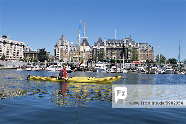 Kajak in den Hafen  Victoria  British Columbia  Kanada  Nordamerika
