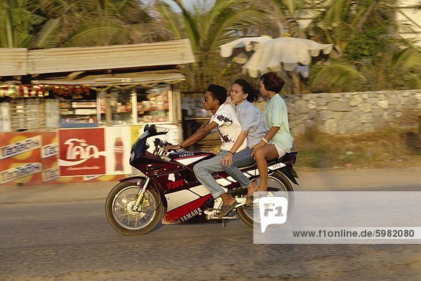 Mensch Menschen Strand 3 Motorrad Südostasien Asien Pattaya Thailand