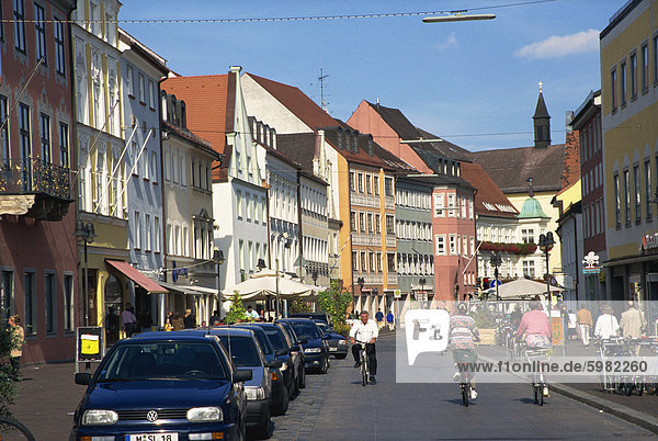 Radfahren durch Stadt  Freising  Bayern  Deutschland  Europa