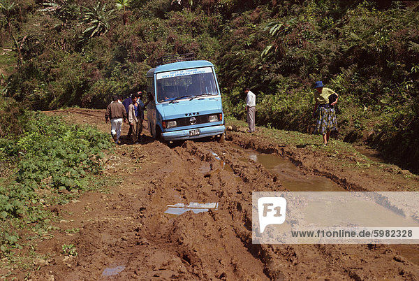 Touristenbus stecken im Schlamm  Arunachal Pradesh  Indien  Asien