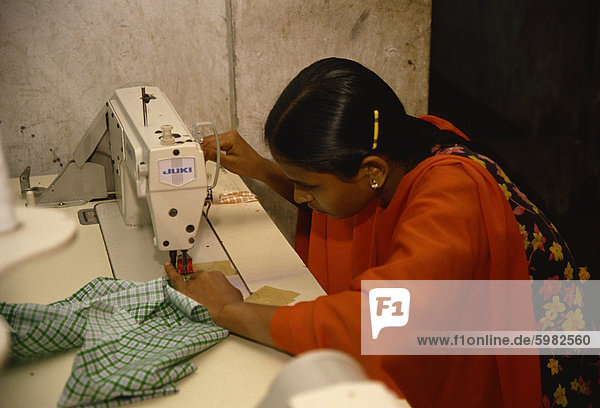 Frau arbeiten in Kleidungsstück Fabrik  Dhaka  Bangladesch  Asien