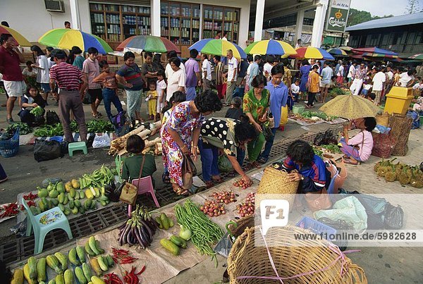 Markt auf der Strasse wo Iban Dayak kommen zu verkaufen produzieren  Kapit  Rejang River  Sarawak  Malaysia  Südostasien  Asien