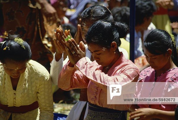 Hinduistischen Anbeter Sakenan Tempel auf Penendakan  Höhepunkt des Jubiläums Tempel  Landkreis Badung Serangan Insel  Bali  Indonesien  Südostasien  Asien
