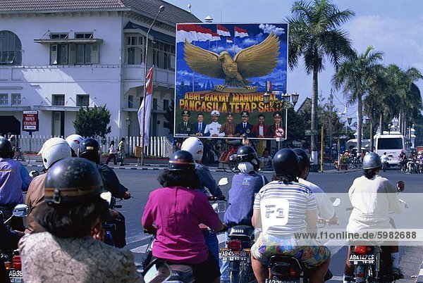 Motorradverkehr in Yogyakarta  Java  Indonesien  Südostasien  Asien