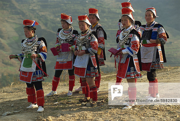 Miao Mädchen in Festival Kleid  Gejia  Guizhou  Guizhou  China  Südostasien
