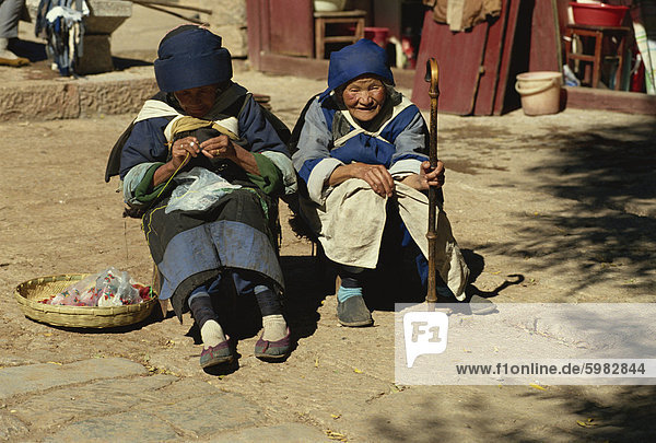 Naxi old women  Lijiang  Yunnan  China  Asia