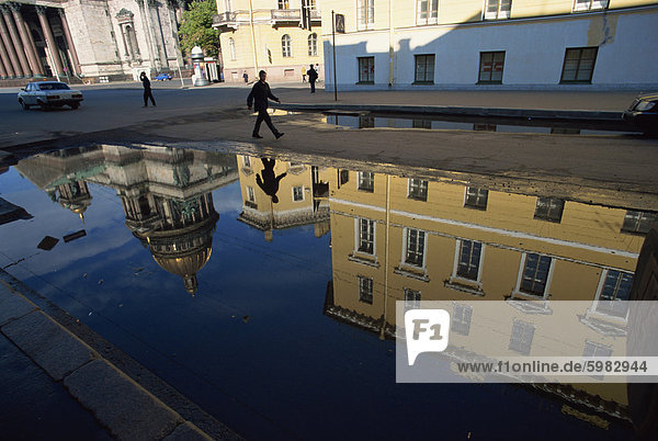 Reflexion der St. Isaacs Kathedrale  St. Petersburg  Russland  Europa