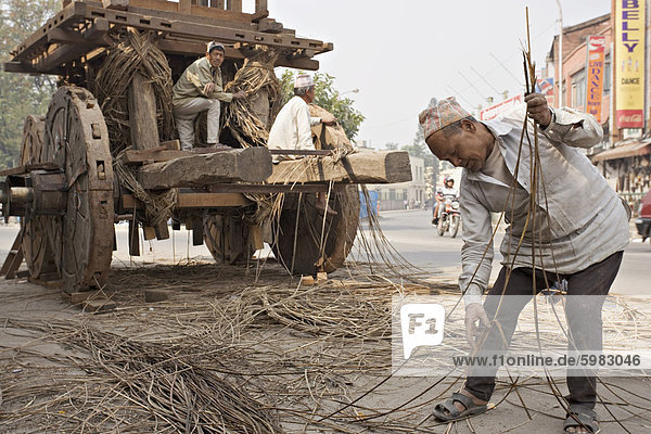 Mann nach obenIch Hut beteiligt sich an den jährlichen Bau von einem Wagen durch die Straßen gezogen  von den Teilnehmern in einem religiösen Festival  Kathmandu  Nepal  Asien