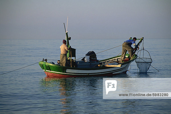 Fischer in einem offenen Boot Fischen für Sardellen in der Nähe von Nerja Ausschalten der Küste von Andalusien (Andalusien)  Spanien  Mittelmeer  Europa