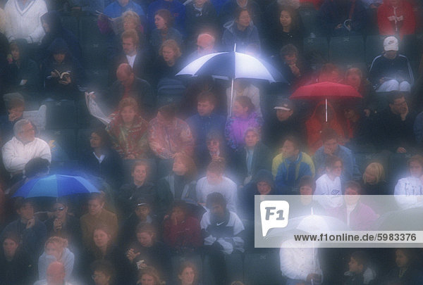 Diffusor Filter verwendet auf Schuss von Wimbledon Menschenmenge im Regen  London  England  Vereinigtes Königreich  Europa