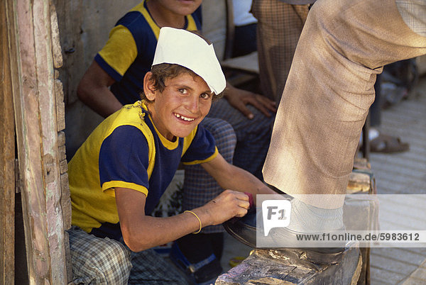 Porträt eines lächelnden jungen Schuhputzer in der Innenstadt von Van in Kurdistan  Türkei  Kleinasien  Eurasien